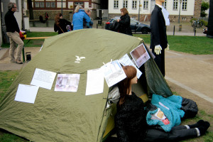 Aktion gegen Wohnungsnot: Frau mit Kind im Zelt