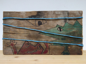 Krokodil auf Holz. Filzstift, Aquarellfarbe, Schnur auf Holz