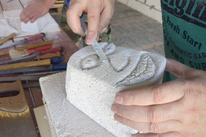 Arbeit an der Skulptur "Zähne zeigen"