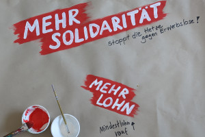Mehr Solidarität - Text auf Wandzeitung