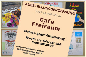 Ausstellungsplakat Café Freiraum vor Plakaten 