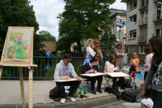 Schüler*innen skizzieren auf der Brücke 2010