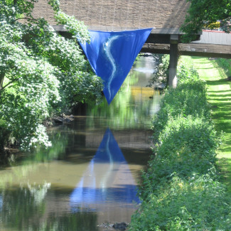 Fluss mit Flair Banner über der Wieseck
