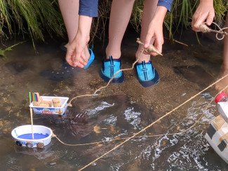 Die Boote werden im Bach ausprobiert