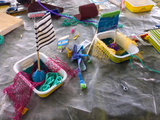 Kinder bauen Boote aus Frischkäseschachteln im Justuskids Ferienprojekt