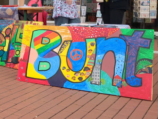 Die Tafeln beim Treffpunkt-Abschiedsfest in der Gießener Innenstadt