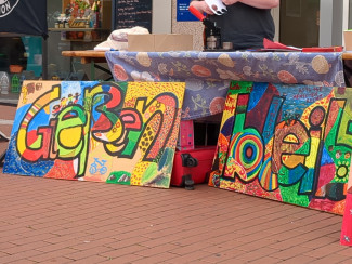 Die Tafeln beim Treffpunkt-Abschiedsfest in der Gießener Innenstadt