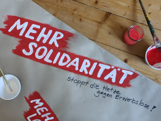 Mehr Solidarität- Schriftzug auf Wandzeitung