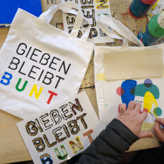 Gießen bleibt bunt - Taschen bemalen