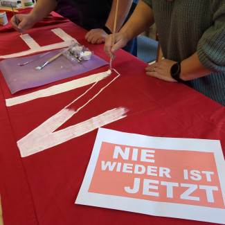 Nie wieder ist jetzt - Banner malen