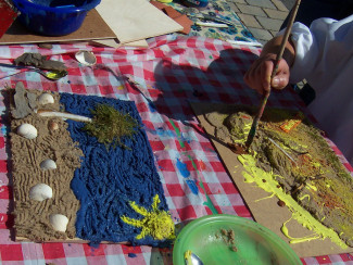 Kinder gestalten Sandbilder 